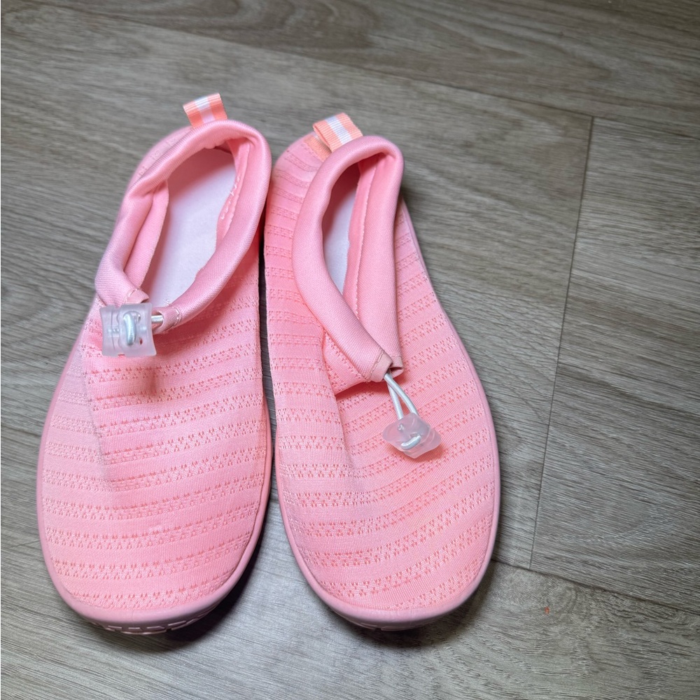 SHEIN Kids Pink Water Shoes